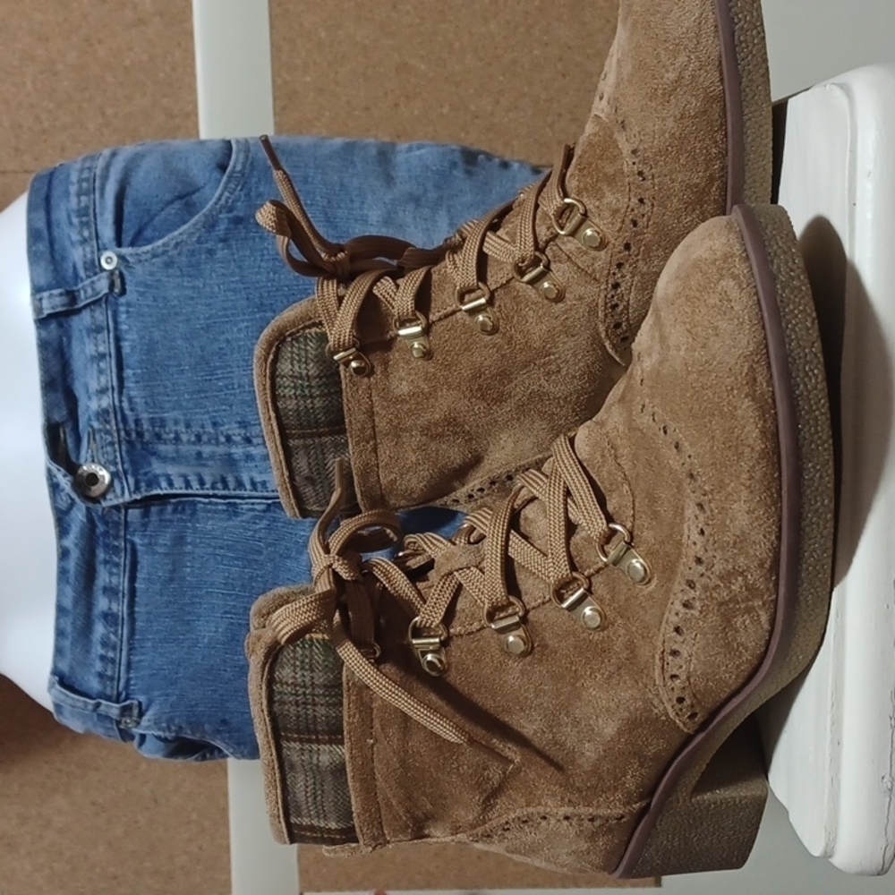 TOMMY HILFIGER WOMENS shoes size 8 medium in the color tan suade
